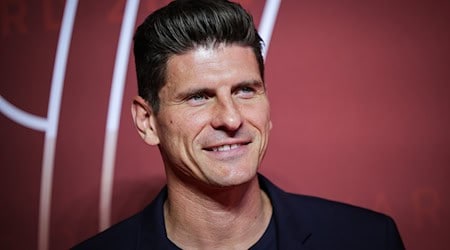 Mario Gomez verlängert seinen Vertrag bei Red Bull bis 2028 und freut sich auf die Zusammenarbeit mit Jürgen Klopp.  / Foto: Christian Charisius/dpa