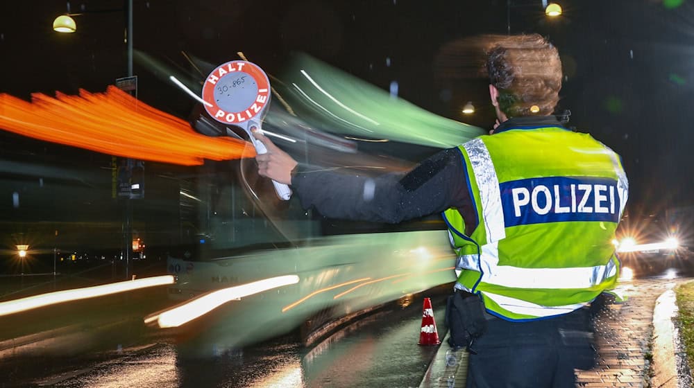 Kurz vor dem Jahreswechsel stellen die Beamten der Bundespolizei große Mengen verbotener Feuerwerkskörper bei Grenzkontrollen sicher. (Symbolbild) / Foto: Patrick Pleul/dpa