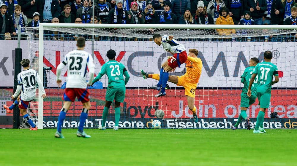 Mit seinem neunten Saisontor für den HSV zur Stelle: Davie Selke (M).  / Foto: Axel Heimken/dpa