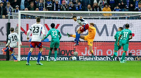 Mit seinem neunten Saisontor für den HSV zur Stelle: Davie Selke (M).  / Foto: Axel Heimken/dpa