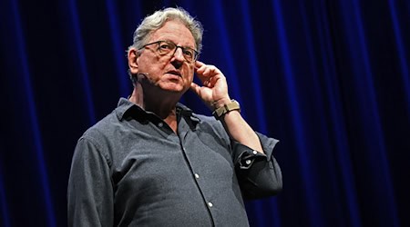 Günter Grünwald im ausverkauften Festsaal des Ingolstädter Stadttheaters bei seinem zumindest vorerst letzten Bühnenauftritt. / Foto: Reinhold Weinretter/dpa