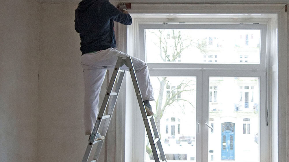 Handwerker bei der Renovierung. In Österreich gibt es einen umstrittenen Bonus.  / Foto: Axel Heimken/dpa