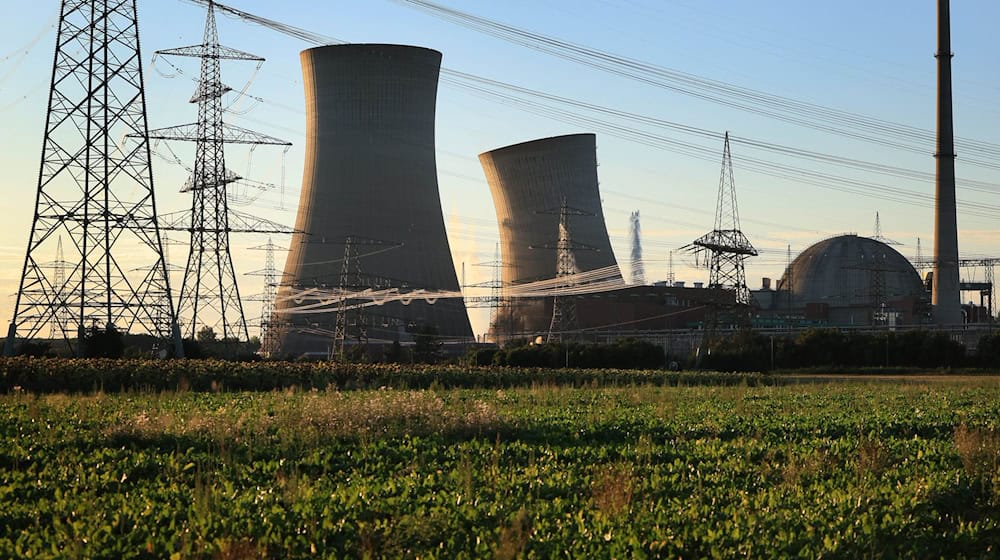 Über Jahrzehnte prägten die Kühltürme des AKW Grafenrheinfeld die Landschaft. (Archivbild)  / Foto: Karl-Josef Hildenbrand/dpa