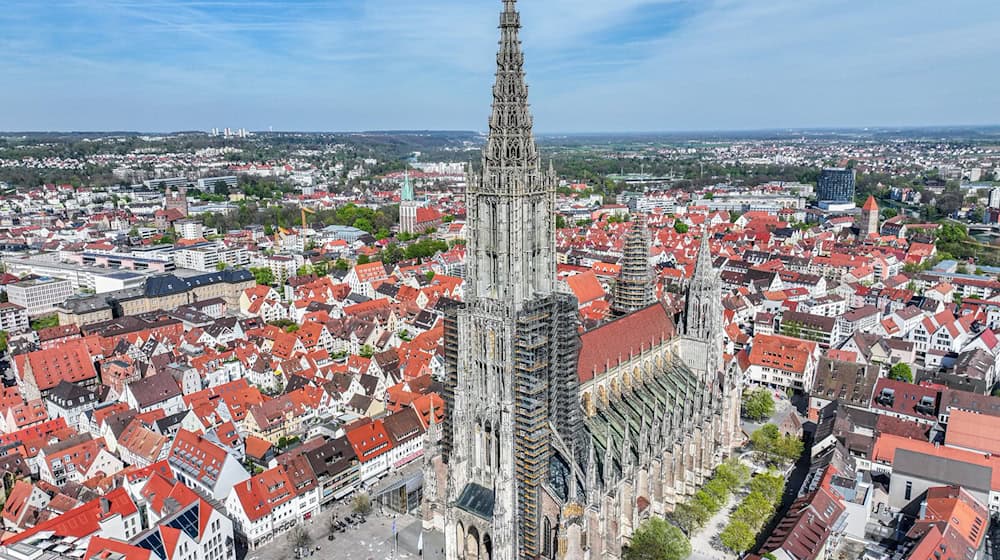 Bye bye Titel: Bald hat Ulm nicht mehr den höchsten Kirchturm der Welt. (Archivbild)  / Foto: Jason Tschepljakow/dpa