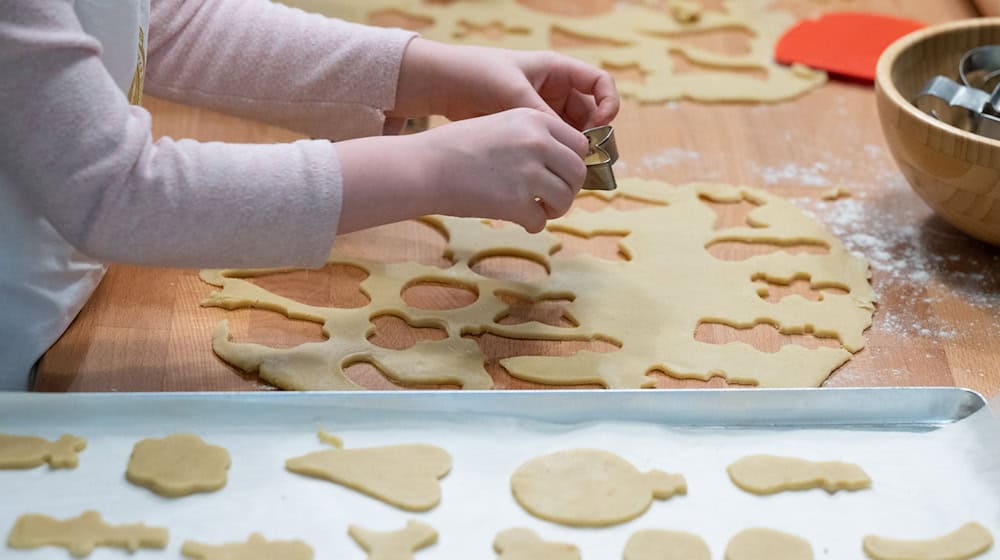 Weihnachtsbäckerei - ob sie teurer wurde, kommt unter anderem auf den Buttergehalt an. (Archivbild) / Foto: Sebastian Kahnert/dpa