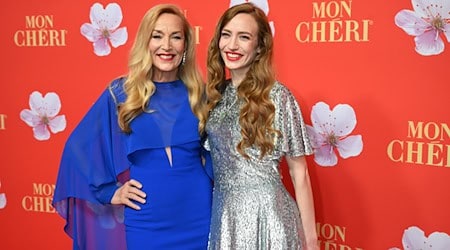 Jerry Hall und Elizabeth Jagger freuen sich aufs gemeinsame Weihnachtsfest. / Foto: Felix Hörhager/dpa