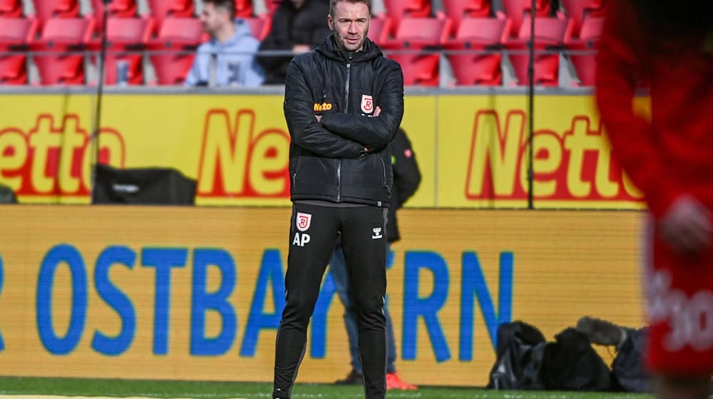 Regensburgs Coach Andreas Patz: «In einem Pokalspiel ist alles möglich.» / Foto: Armin Weigel/dpa