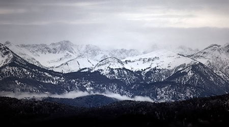 In den Alpen soll es am Wochenende fünf bis zehn Zentimeter Schnee geben. (Symbolbild) / Foto: Karl-Josef Hildenbrand/dpa