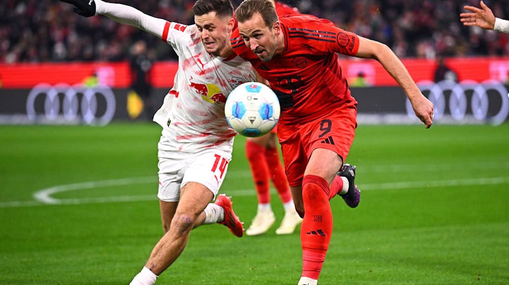 Harry Kane (r), hier im Zweikampf mit Leipzigs Christoph Baumgartner, tat der Offensiv-Abteilung des FC Bayern gut. / Foto: Tom Weller/dpa