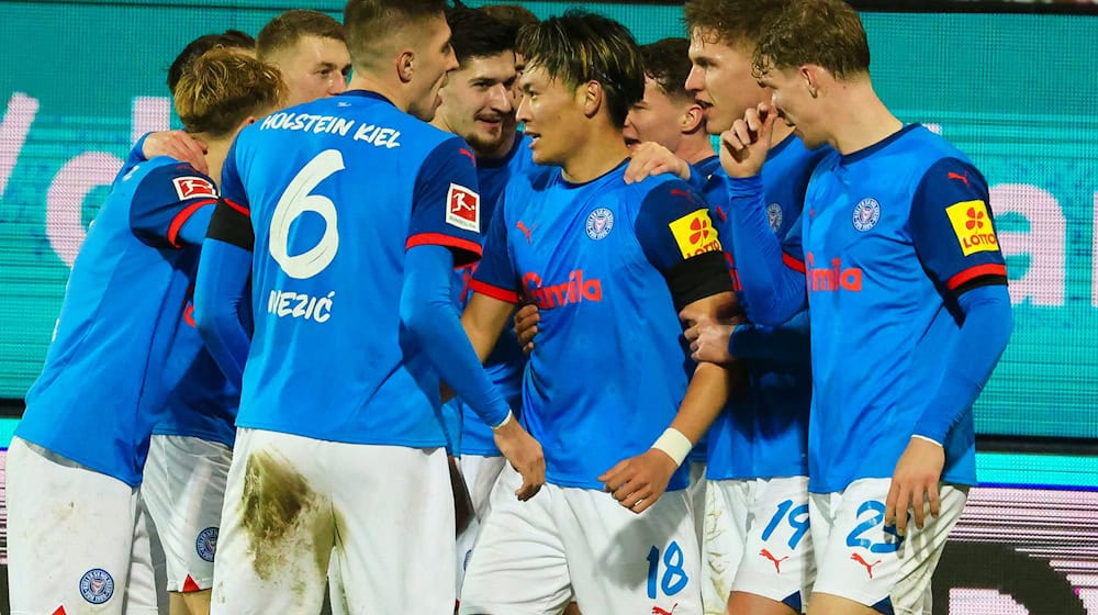 Kiels Shuto Machino (M) bejubelt seinen Treffer zum 4:1 mit der Mannschaft. / Foto: Frank Molter/dpa