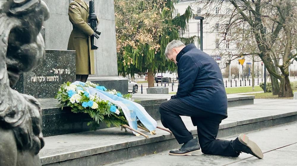 Bayerns Ministerpräsident Markus Söder vor dem Denkmal der Helden des Warschauer Ghettos. / Foto: Marco Hadem/dpa