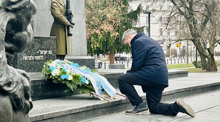 Bayerns Ministerpräsident Markus Söder vor dem Denkmal der Helden des Warschauer Ghettos. / Foto: Marco Hadem/dpa