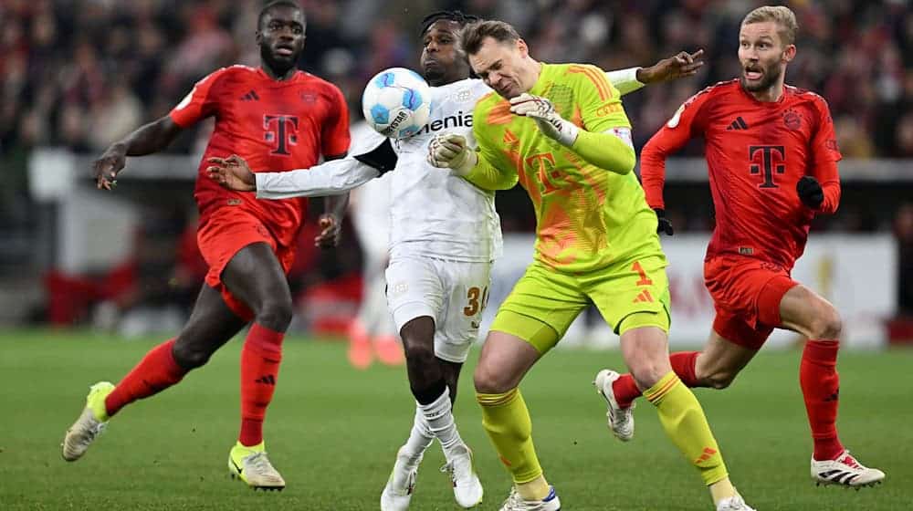 Verhängnisvoller Zusammenstoß mit Leverkusens Frimpong für Manuel Neuer / Foto: Sven Hoppe/dpa
