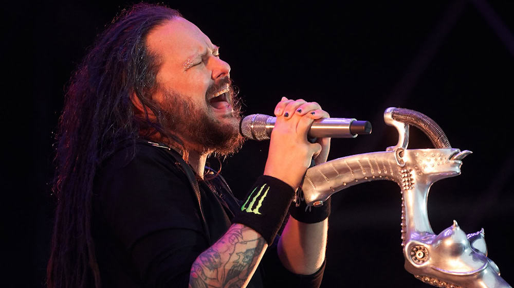 Jonathan Davis, Sänger der Band Korn freut sich auf die Auftritte in Deutschland. (Archivbild) / Foto: Thomas Frey/dpa