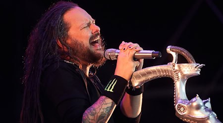 Jonathan Davis, Sänger der Band Korn freut sich auf die Auftritte in Deutschland. (Archivbild) / Foto: Thomas Frey/dpa