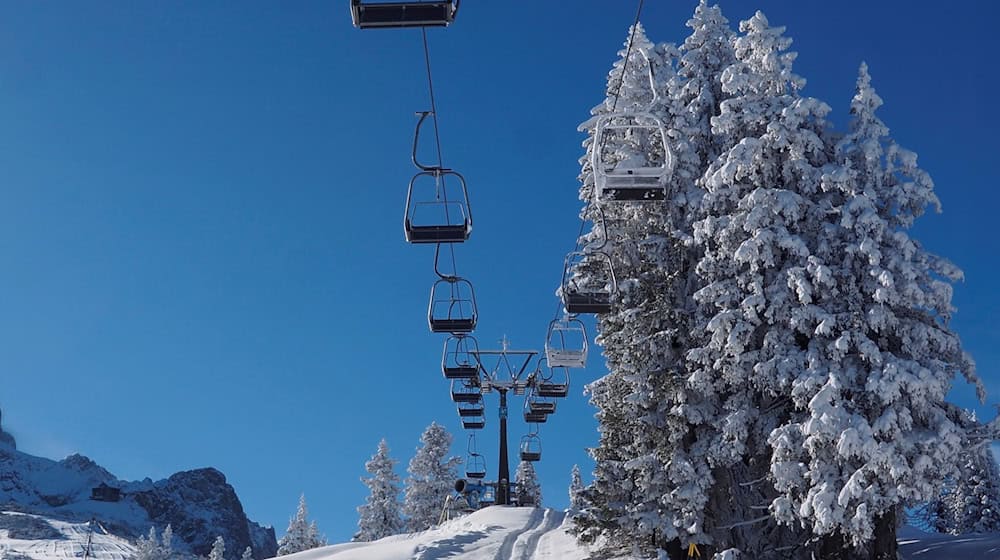 Ein leerer Sessellift im noch nicht geöffneten Skigebiet von Garmisch-Partenkirchen. Die Vorbereitungen für die Saisoneröffnung laufen, doch nach zwei guten Jahren könnte die Zahl der Wintergäste in den Alpen krisenbedingt sinken. / Foto: Carsten Hoefer/dpa