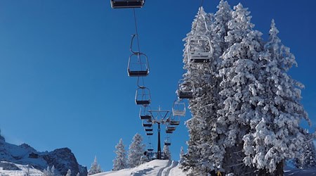 Ein leerer Sessellift im noch nicht geöffneten Skigebiet von Garmisch-Partenkirchen. Die Vorbereitungen für die Saisoneröffnung laufen, doch nach zwei guten Jahren könnte die Zahl der Wintergäste in den Alpen krisenbedingt sinken. / Foto: Carsten Hoefer/dpa