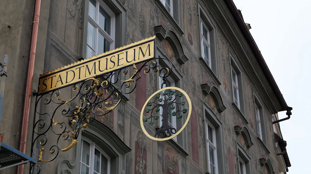 Historisches Schild am Lindauer Stadtmuseum, das seit Jahren saniert wird. Das «Haus zum Cavazzen» gilt als eines der schönsten Bürgerhäuser am Bodensee, im Jahr 2025 soll es wiedereröffnet werden. (Archivbild) / Foto: Ulf Vogler/dpa