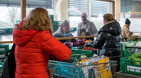 Für Bayerns Tafeln (hier in Coburg) wird die Lage nicht einfacher: Die Bedürftigen werden mehr, die Lebensmittelspenden weniger. / Foto: Daniel Vogl/dpa