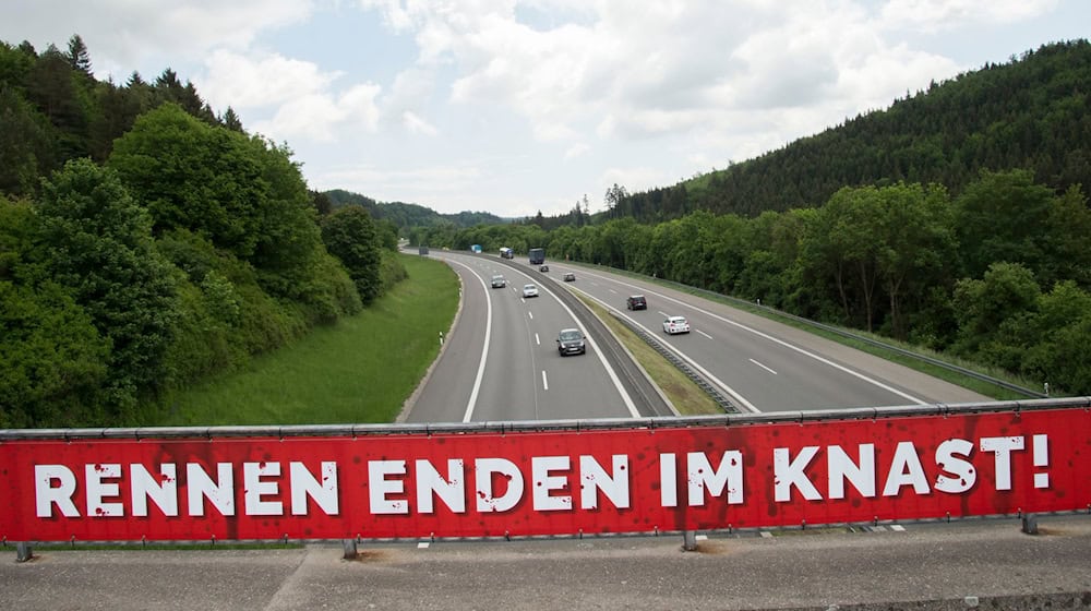 Illegale Autorennen enden oft genug tödlich - oder im Gefängnis (Archivbild). / Foto: Steffen Schmidt/dpa
