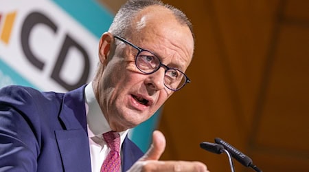 Weitere Flüchtlinge aus Syrien sollen jetzt nicht aufgenommen werden, sagt CDU-Kanzlerkandidat Friedrich Merz. (Archivbild) / Foto: Thomas Banneyer/dpa