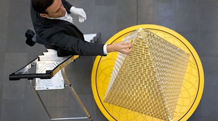 Der besondere Christbaum besteht aus rund 63 Kilogramm Gold. / Foto: Sven Hoppe/dpa