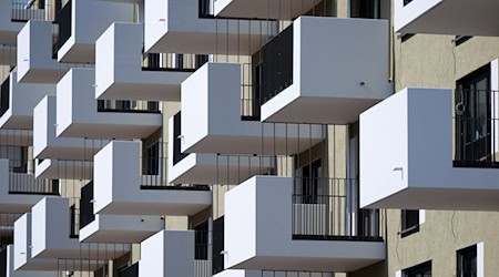 Die staatlichen Wohnungsbaugesellschaften BayernHeim, Stadibau und das Siedlungswerk Nürnberg werden unter einer neuen Holding zusammengefasst. Das soll Synergien ermöglichen und Kosten senken. (Symbolbild) / Foto: Sven Hoppe/dpa