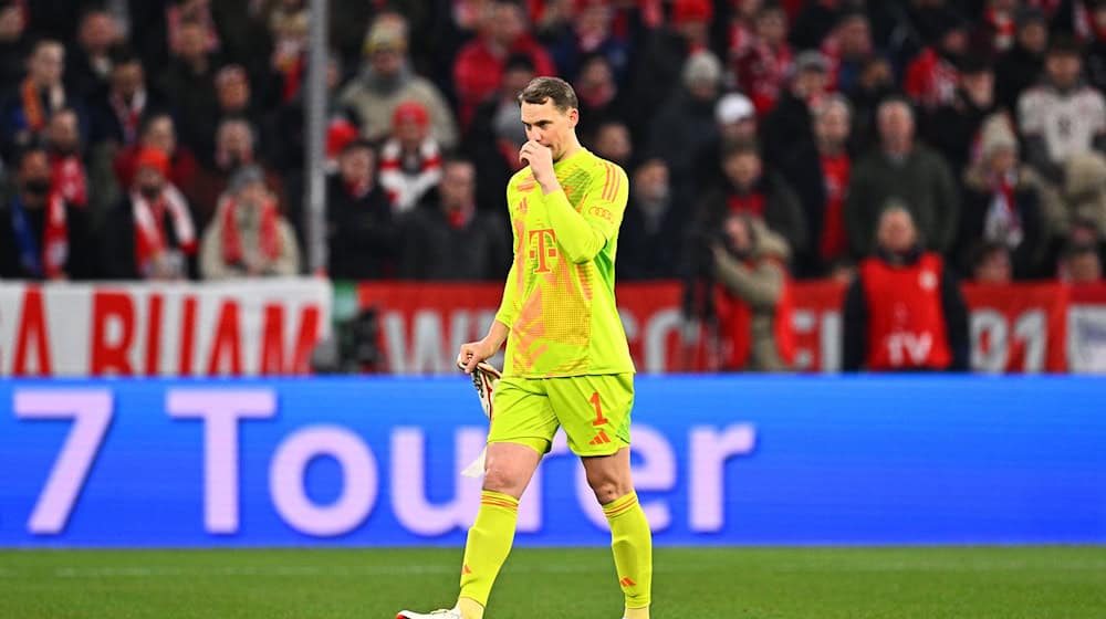 Nach seiner Roten Karte im Pokal fällt Bayern-Torwart Manuel Neuer nun gegen Heidenheim wegen einer Verletzung aus. / Foto: Tom Weller/dpa