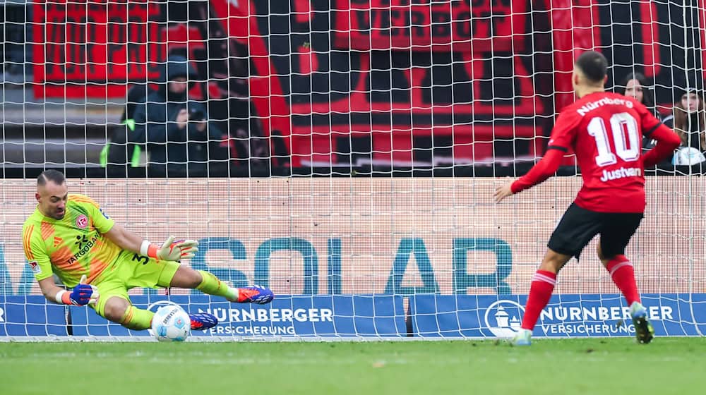 Die Schlüsselszene: Julian Justvan (r) verpasst es, beim Elfmeter auf 2:0 für Nürnberg zu erhöhen. / Foto: Daniel Karmann/dpa