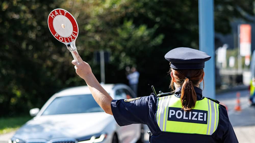 Die drei Tatverdächtigen sollen über 50 Menschen nach Deutschland eingeschleust haben. (Symbolbild) / Foto: Matthias Balk/dpa