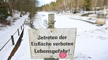 Es muss lange ziemlich kalt sein - und selbst dann ist nicht jedes Gewässer sicher (Symbolbild). / Foto: Bernd Weißbrod/dpa