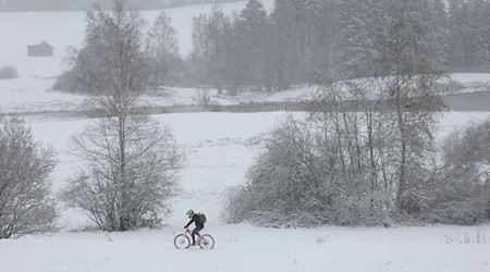 Rad- und Autofahrer sollten in Bayern am Wochenende mit Winterausrüstung unterwegs sein. (Archivbild) / Foto: Karl-Josef Hildenbrand/dpa