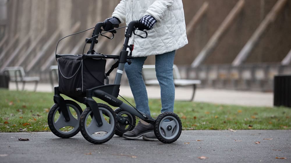 Eine Seniorin wird von einem Auto erfasst. (Symbolbild) / Foto: Friso Gentsch/dpa