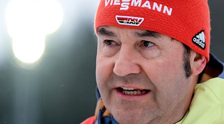 Horst Hüttel hofft auf eine baldige Vierschanzentournee auch für die Skispringerinnen. / Foto: Hendrik Schmidt/dpa