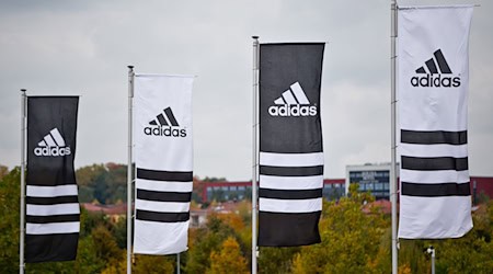 Adidas befindet sich nach eigenen Angaben mit den Zollbehörden seit Jahren «im Austausch» zu dem bekannten Sachverhalt. (Archivbild) / Foto: Daniel Karmann/dpa