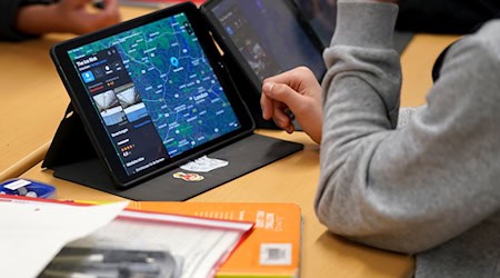 Bis 2028 sollen alle Kinder an Bayerns Schulen ein Laptop oder ein Tablet bekommen. (Symbolbild) / Foto: Marcus Brandt/dpa