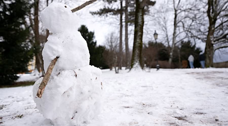 Es gibt genug Schnee für den Bau eines Schneemanns.  / Foto: Sven Hoppe/dpa