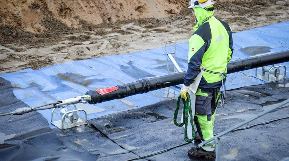 Ein Arbeiter bei der Verlegung eines Erdkabels für die geplante Hochspannungsleistung Suedlink. Das Projekt ist eines der wenigen großen Tiefbauvorhaben, von denen die Baubranche derzeit noch zehrt. / Foto: Focke Strangmann/dpa