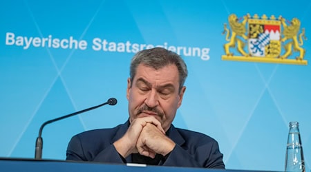 Markus Söder (CSU) stellte sich bei seinem Unternehmensbesuch bei McDonald's an die Fritteuse ‒ und erntete im Internet viel Häme. (Archivbild) / Foto: Peter Kneffel/dpa