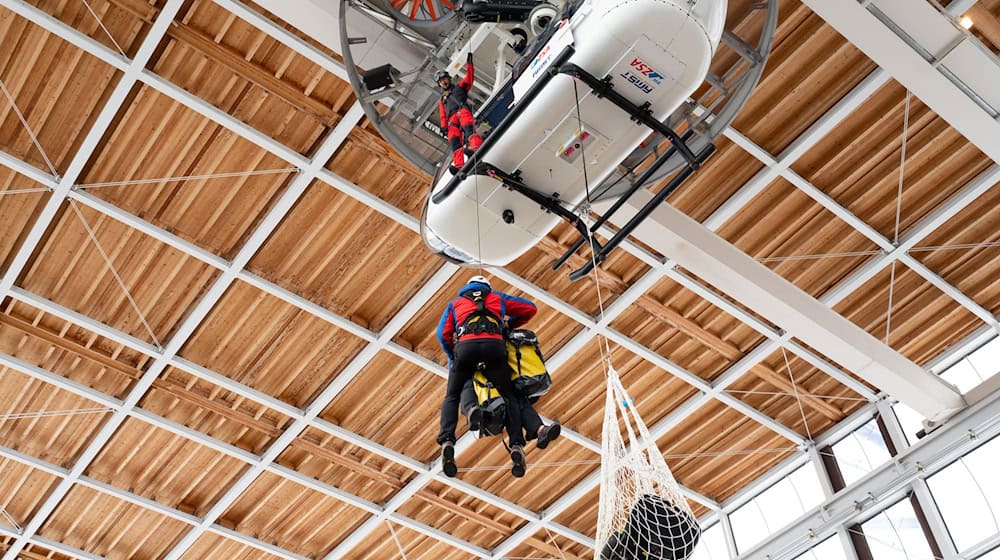 Die Bergwacht übt in ihrer hochmodernen Trainingshalle für den Ernstfall. / Foto: Magdalena Henkel/dpa