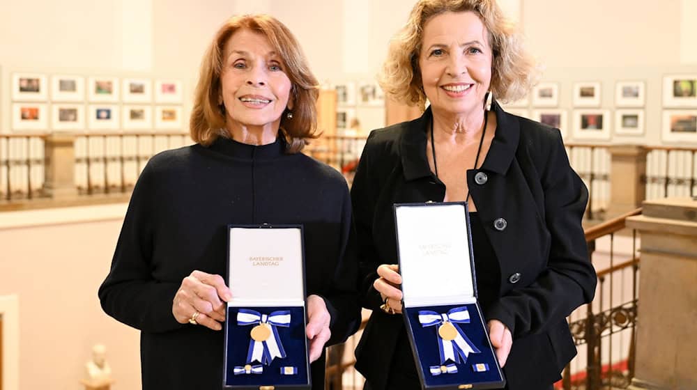 Die Schauspielerinnen Senta Berger (l) und Michaela May wurden im Landtag mit Verfassungsorden ausgezeichnet.  / Foto: Tobias Hase/dpa