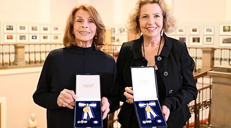 Die Schauspielerinnen Senta Berger (l) und Michaela May wurden im Landtag mit Verfassungsorden ausgezeichnet.  / Foto: Tobias Hase/dpa