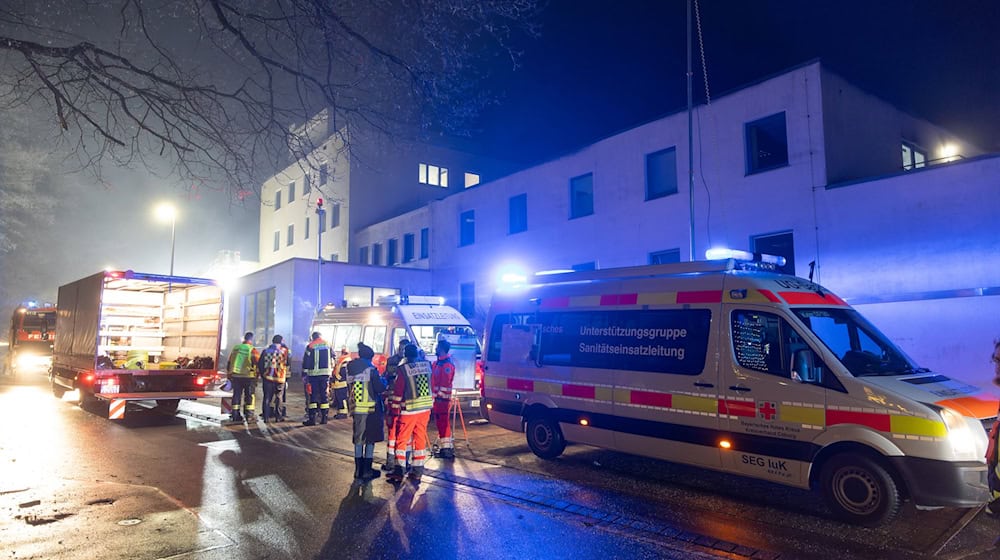 Nach dem Brand in einem Krankenhaus in Neustadt bei Coburg mussten 28 Patienten verlegt werden. / Foto: Steffen Ittig/NEWS5/dpa