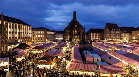 Die Stadt Nürnberg hat eine durchweg positive Bilanz zum Christkindlesmarkt 2024 gezogen. / Foto: Daniel Karmann/dpa