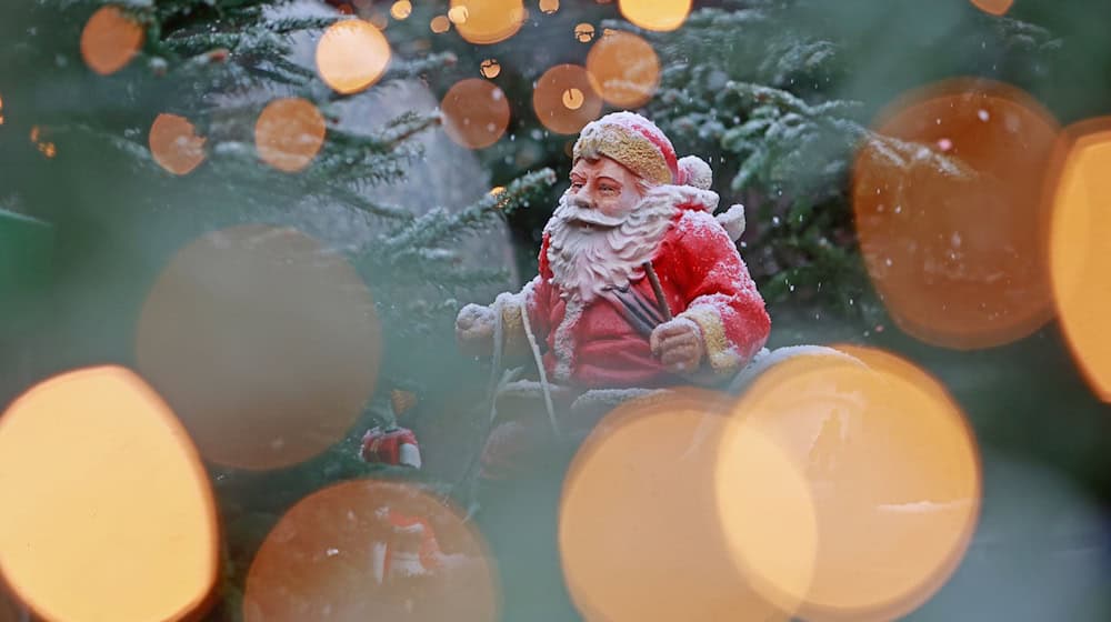 Während sich einige im Süden Bayerns auf Schnee an Weihnachten freuen dürfen, erwartet andere Regen. (Archivbild) / Foto: Matthias Bein/dpa