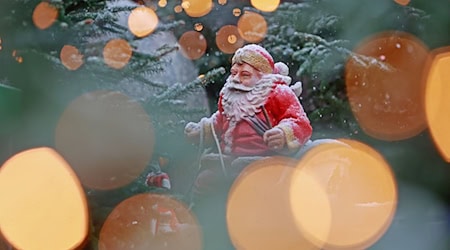 Während sich einige im Süden Bayerns auf Schnee an Weihnachten freuen dürfen, erwartet andere Regen. (Archivbild) / Foto: Matthias Bein/dpa