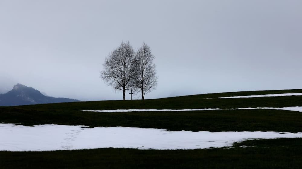 Das Wetter soll in den kommenden Tagen in Bayern mit Regen, Schneeschauern und Nebel eher ungemütlich werden. / Foto: Karl-Josef Hildenbrand/dpa