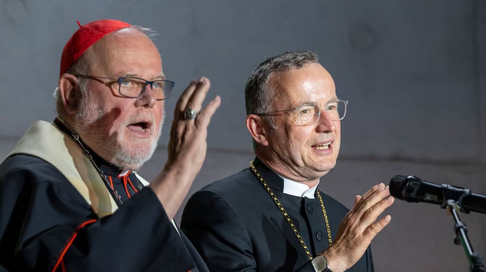 Der katholische Kardinal Reinhard Marx (l) und der evangelische Landesbischof Christian Kopp - die Mitglieder ihrer Kirchen sind in Bayern sehr ungleich verteilt. (Archivbild) / Foto: Peter Kneffel/dpa