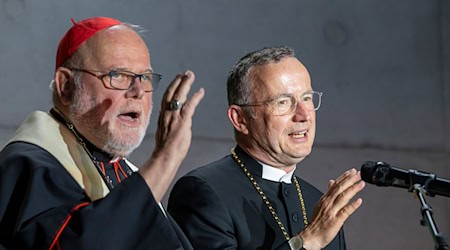 Der katholische Kardinal Reinhard Marx (l) und der evangelische Landesbischof Christian Kopp - die Mitglieder ihrer Kirchen sind in Bayern sehr ungleich verteilt. (Archivbild) / Foto: Peter Kneffel/dpa