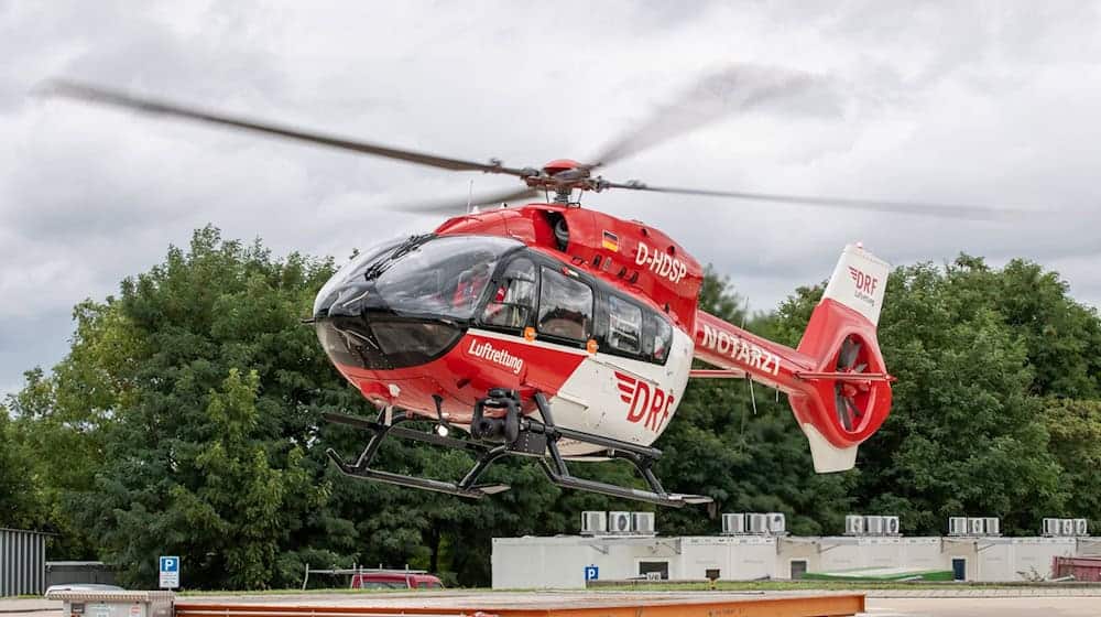 Der Autofahrer wurde laut einem Polizeisprecher per Hubschrauber zum Krankenhaus geflogen. (Symbolbild) / Foto: Daniel Karmann/dpa